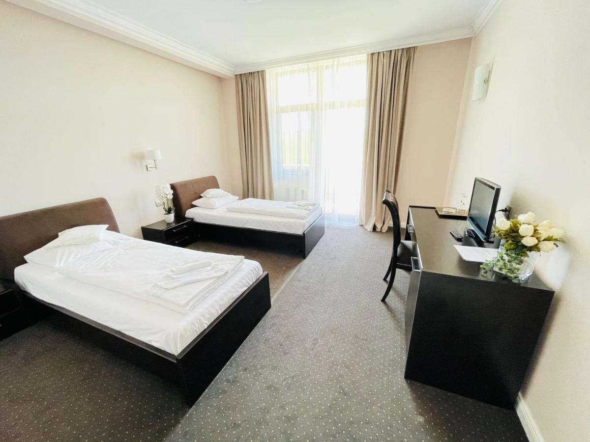 Hotel Opal Zalău エクステリア 写真