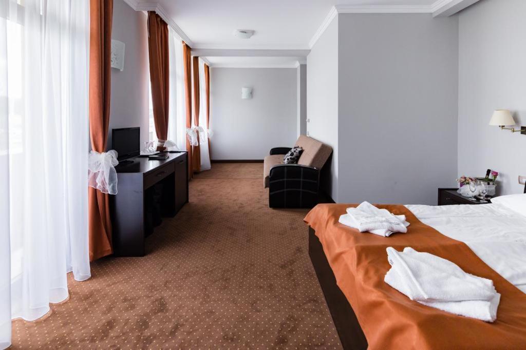 Hotel Opal Zalău エクステリア 写真