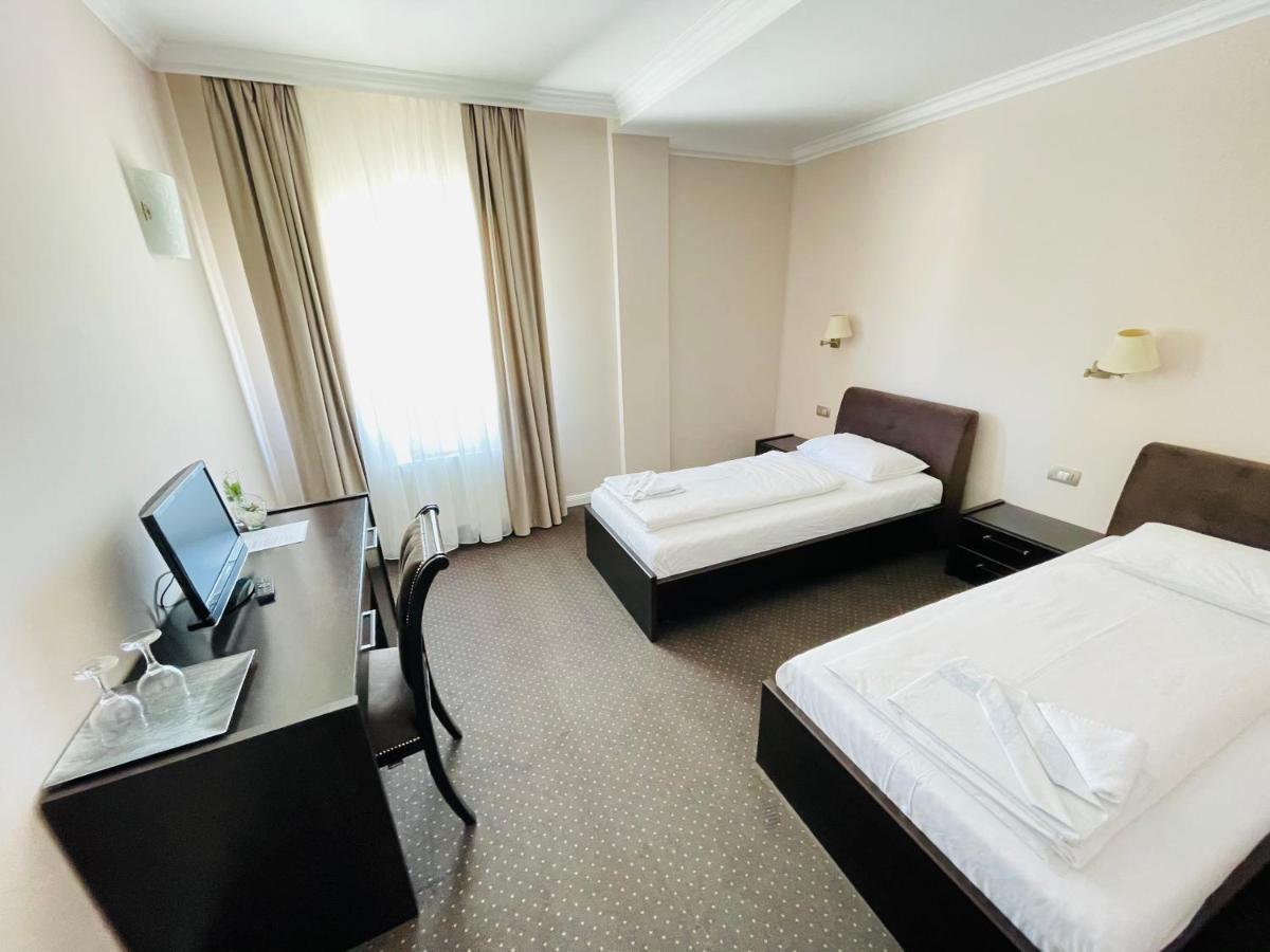 Hotel Opal Zalău エクステリア 写真