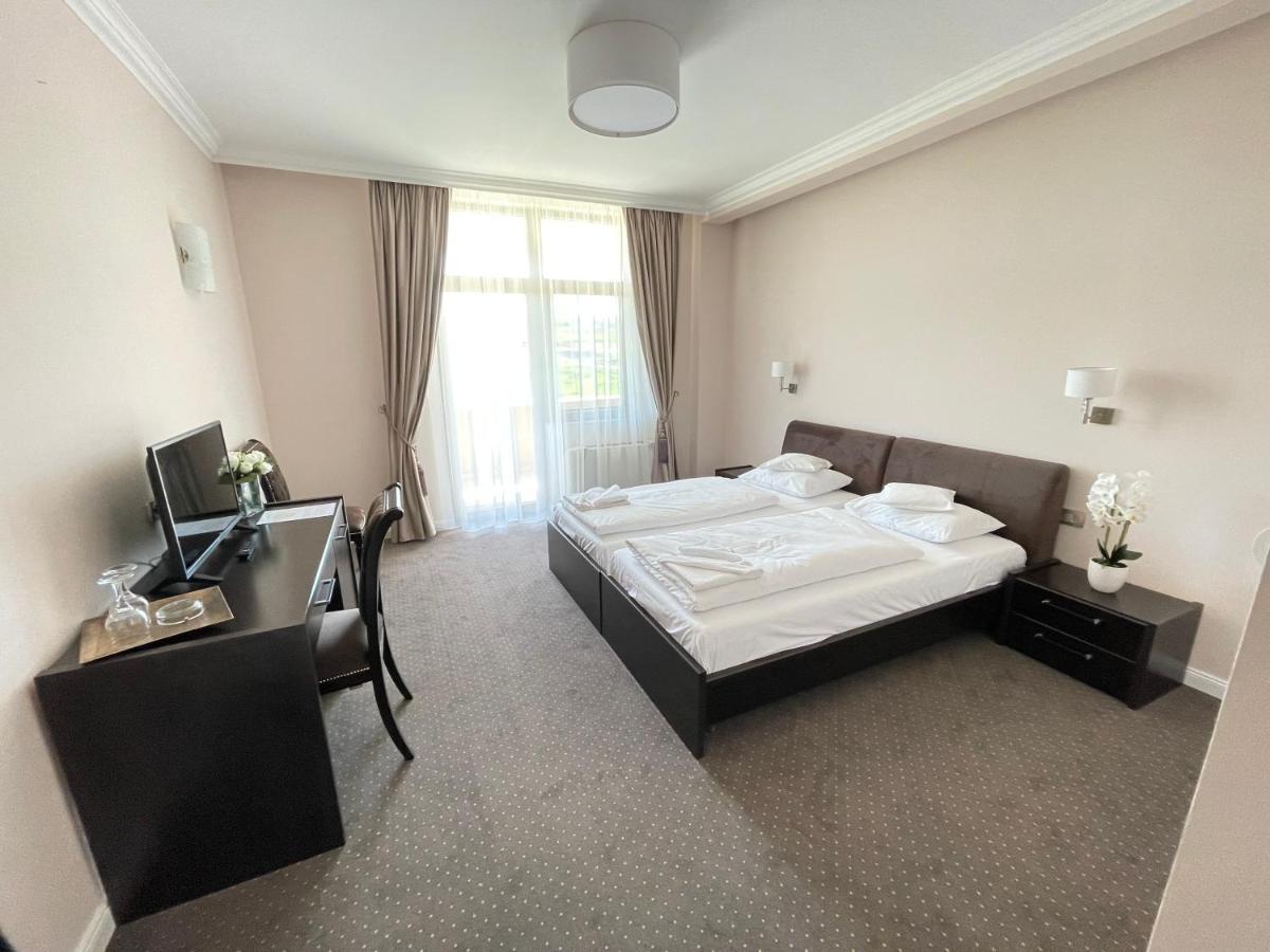 Hotel Opal Zalău エクステリア 写真